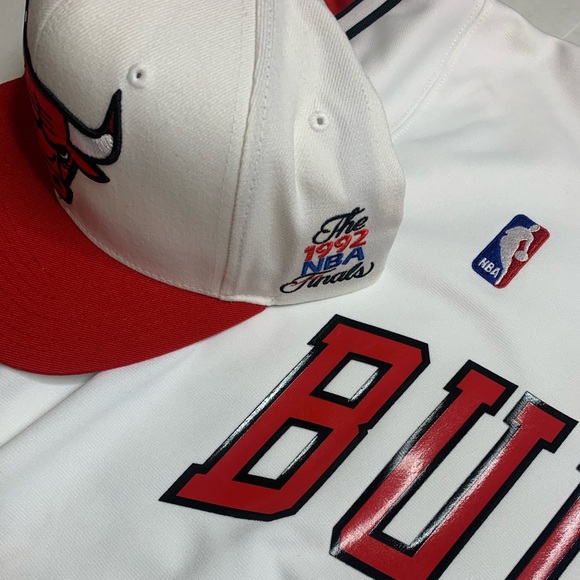 Mitchell & Ness Bulls shooting jersey & fitted - Picture 2 of 9